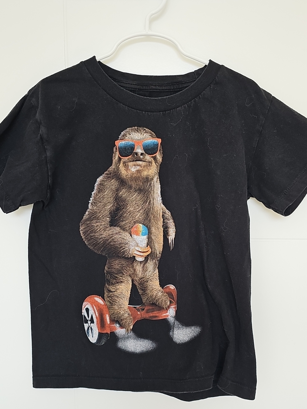 Kids Black Graphic Sloth w/Sunglasses on Board Short Sleeve Tshirt Sz S